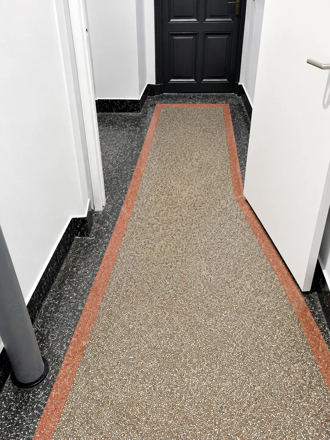 Même couloir d'immeuble en granito nettoyé après intervention de MGI Nettoyage
