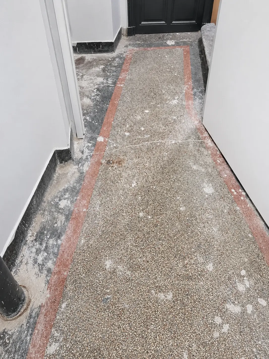 Couloir d'immeuble en granito encrassé avant intervention de MGI Nettoyage